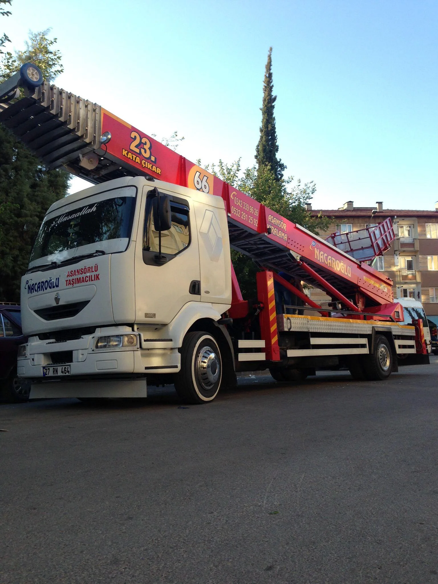 Nacaroğlu yüksek katlı yapılarda ev ve mobilya taşımak için kullanılan 24 kata kadar erişebilen taşıma asansörü.