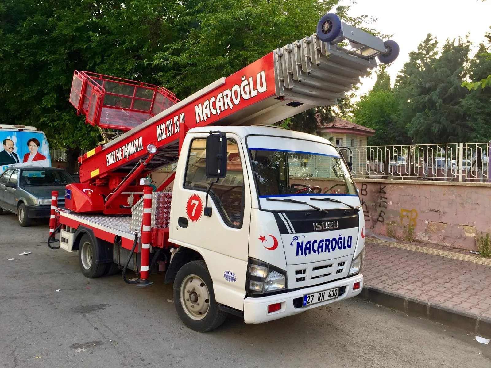 Nacaroğlu Gaziantep asansör kiralama ve evden eve taşımacılık hizmetlerinde kullanılan mobil taşıma asansörü.