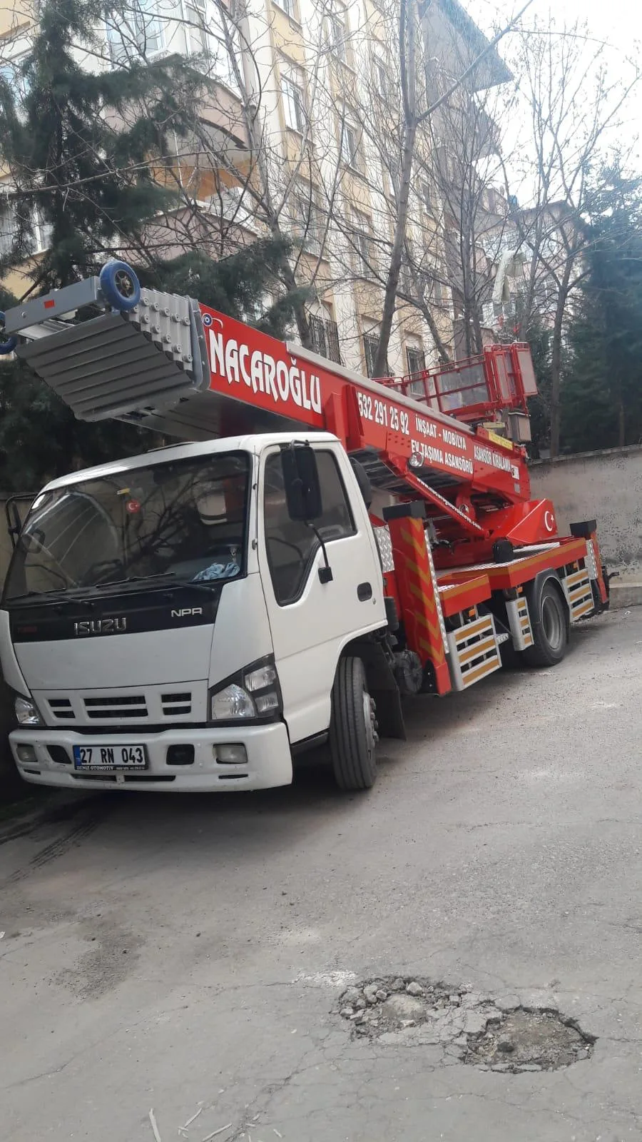 Gaziantep'te yüksek katlı binalara eşya taşımak için kullanılan Nacaroğlu araç üstü asansörlü evden eve nakliyat sistemi.