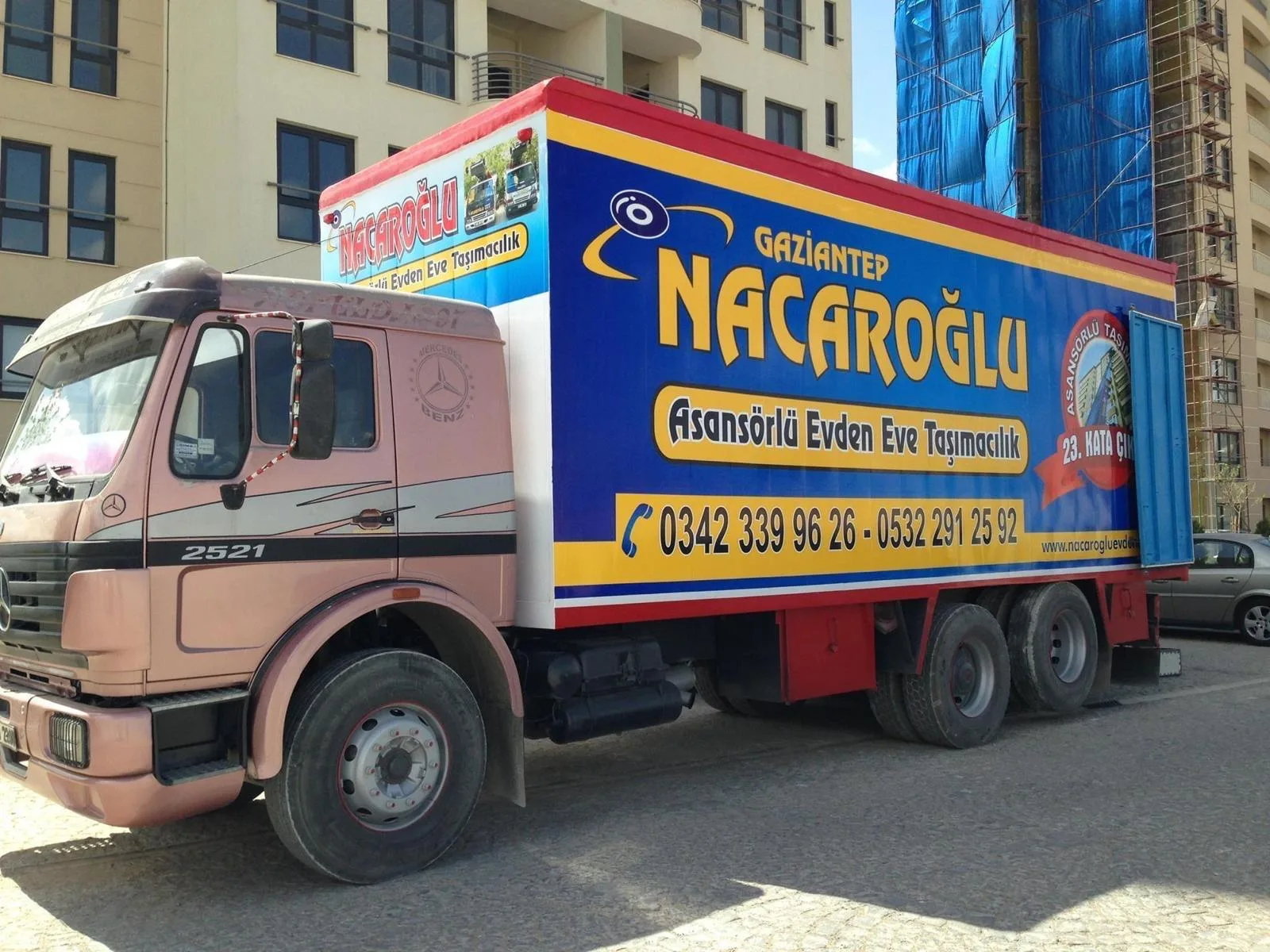 Gaziantep Nacaroğlu Evden Eve Taşımacılık hizmetlerinde kullanılan kapalı kasa profesyonel nakliye kamyonu.
